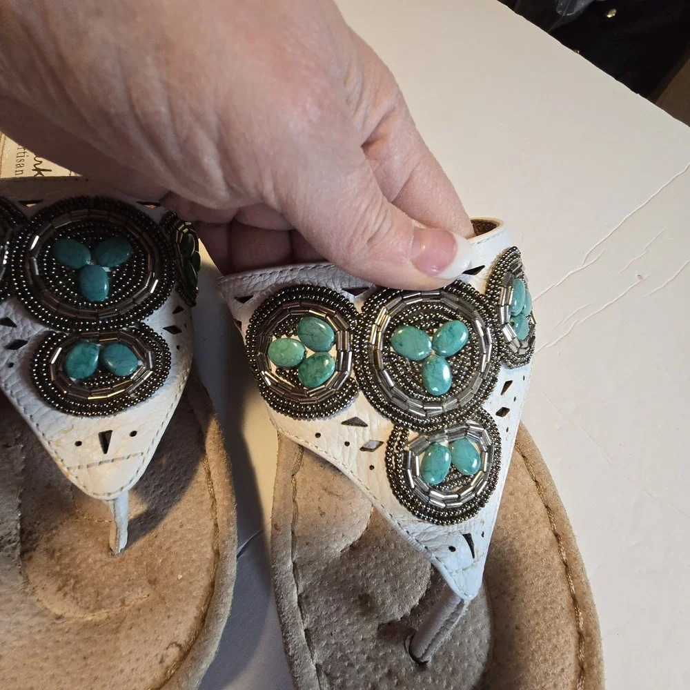 Clarks Artisan White Leather Flip Flop Thongs Sandals Womens 8M Turquoise Silver